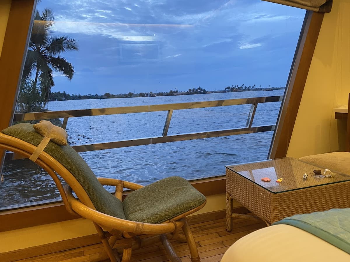 House Boat Image - 2