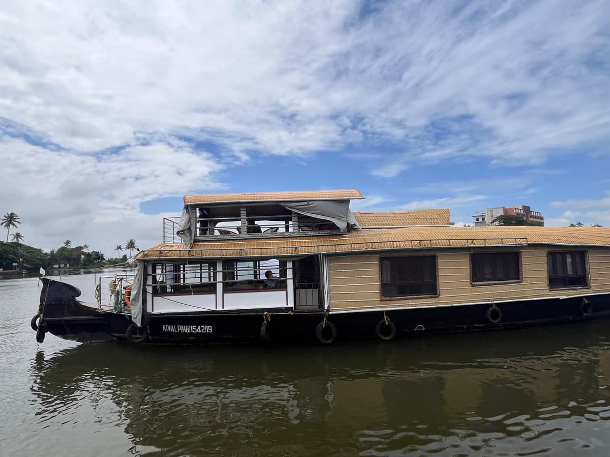 House Boat Image - 14