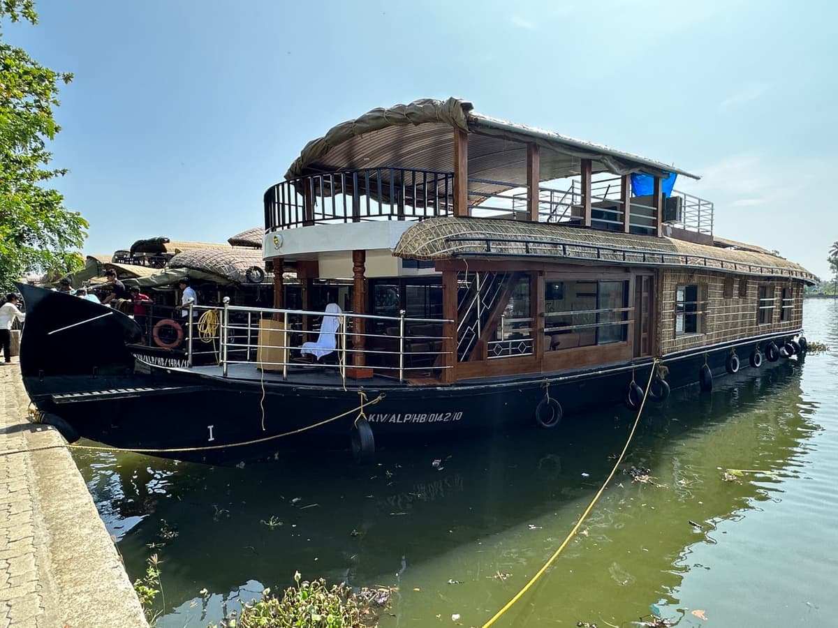 House Boat Image - 19