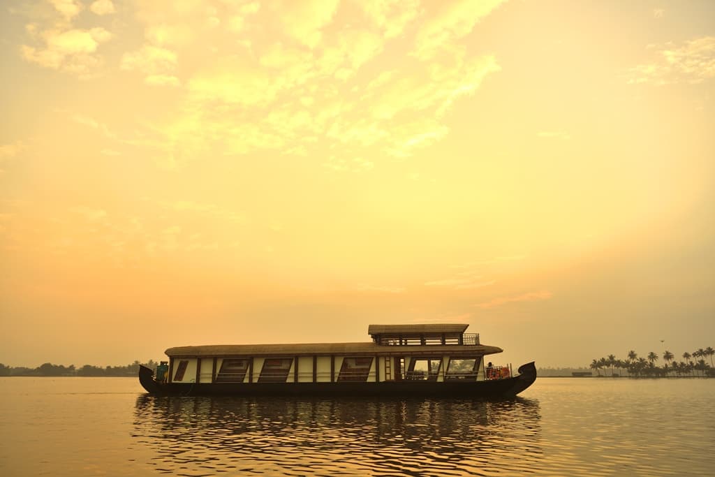 House Boat Image - 26