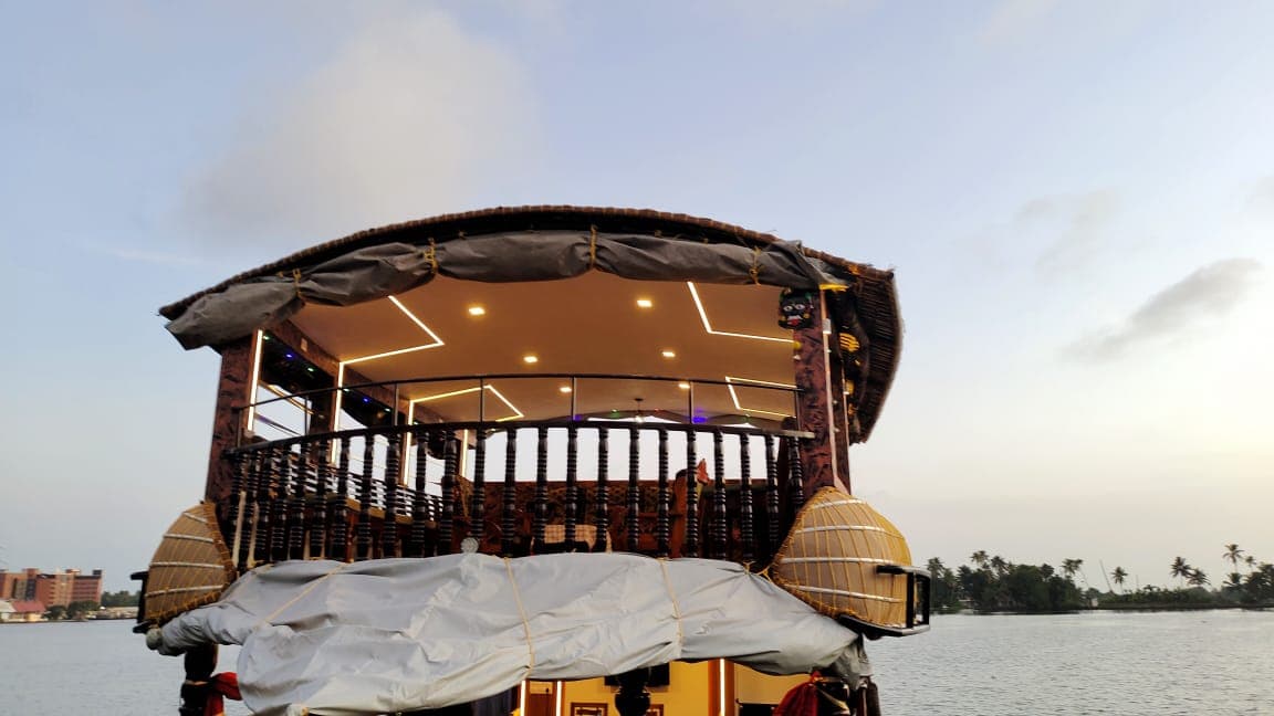 House Boat Image - 30