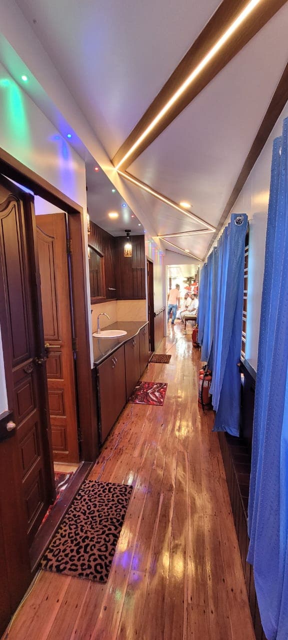 House Boat Image - 32