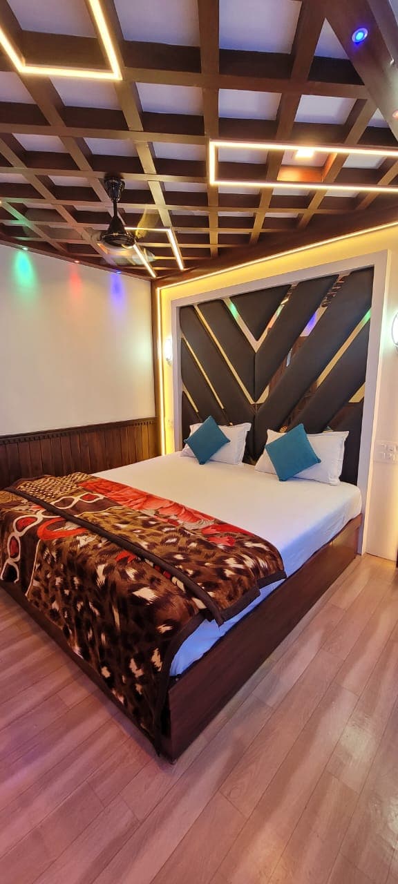 2 Bedroom Deluxe Houseboat