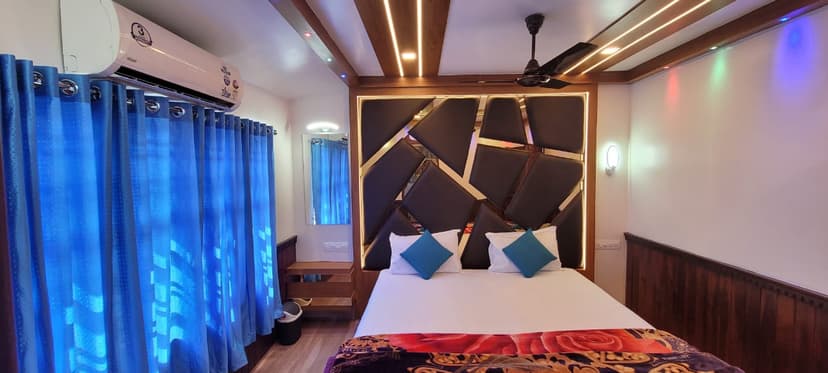 3 Bedroom Deluxe Houseboat