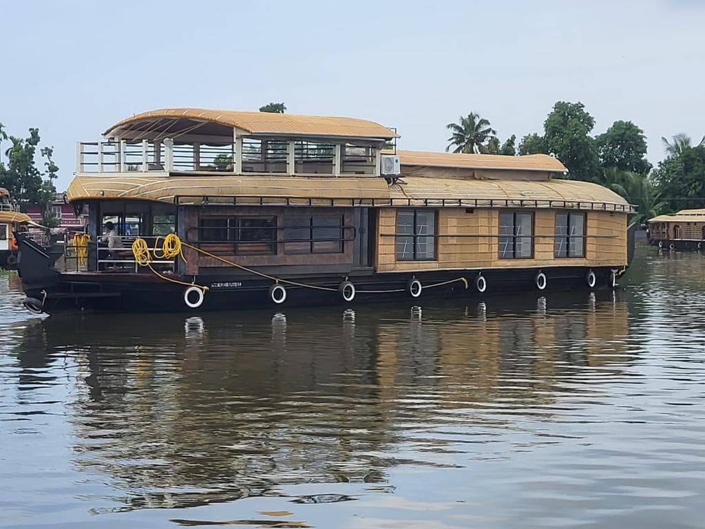 House Boat Image - 38