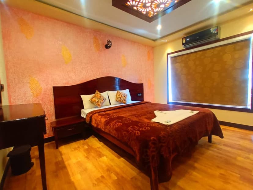 4 Bedroom Deluxe Houseboat