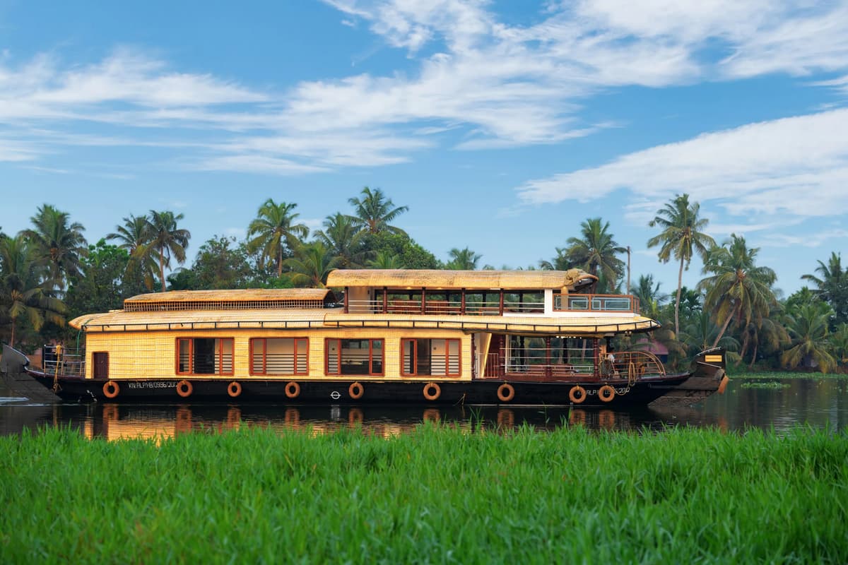 House Boat Image - 58