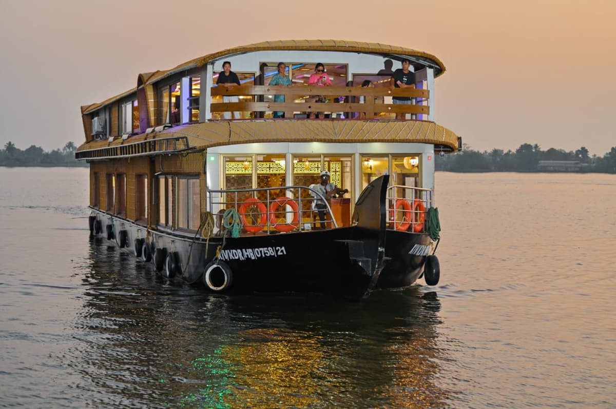 House Boat Image - 75