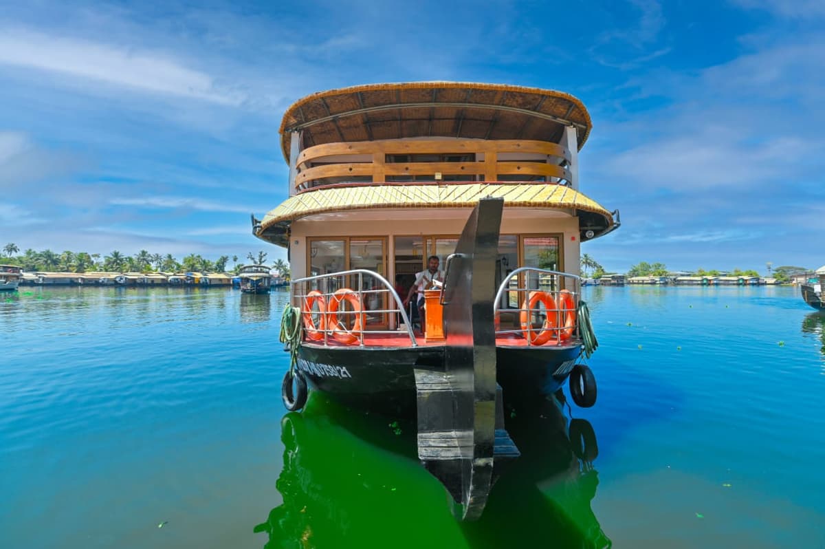 House Boat Image - 76