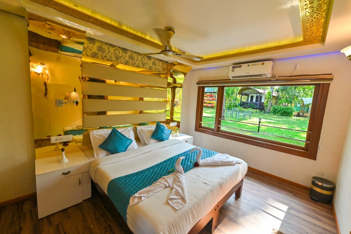 House Boat Image - 77