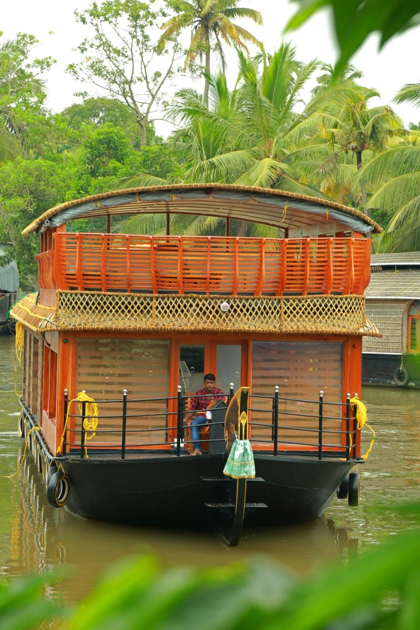 House Boat Image - 85
