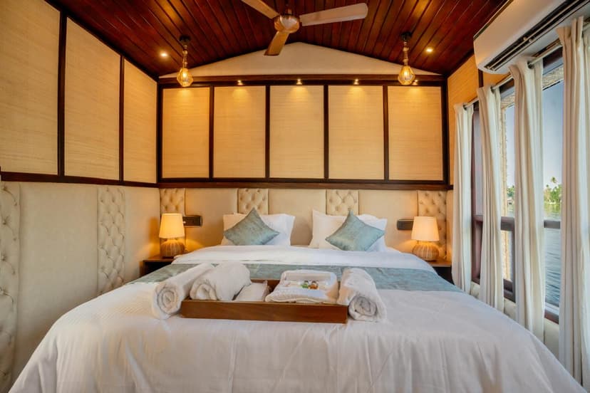 4 Bedroom Luxury Houseboat