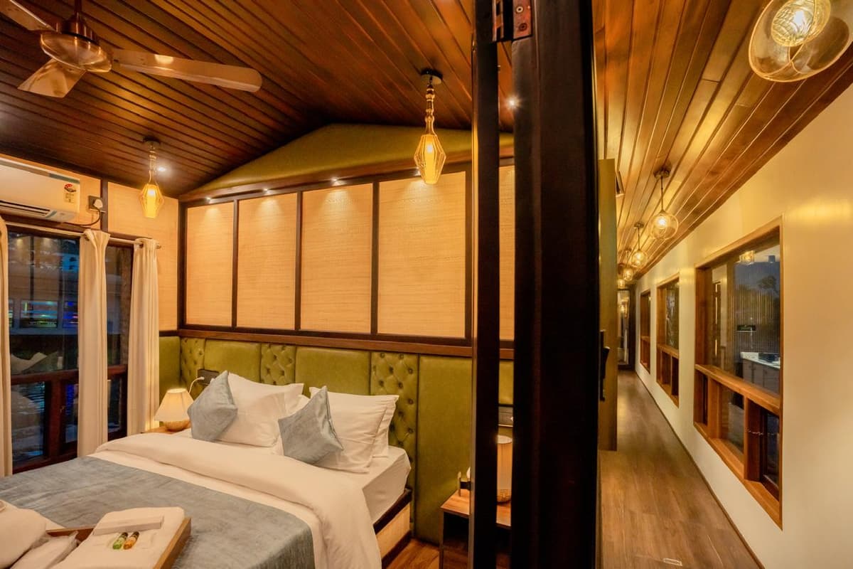 House Boat Image - 101