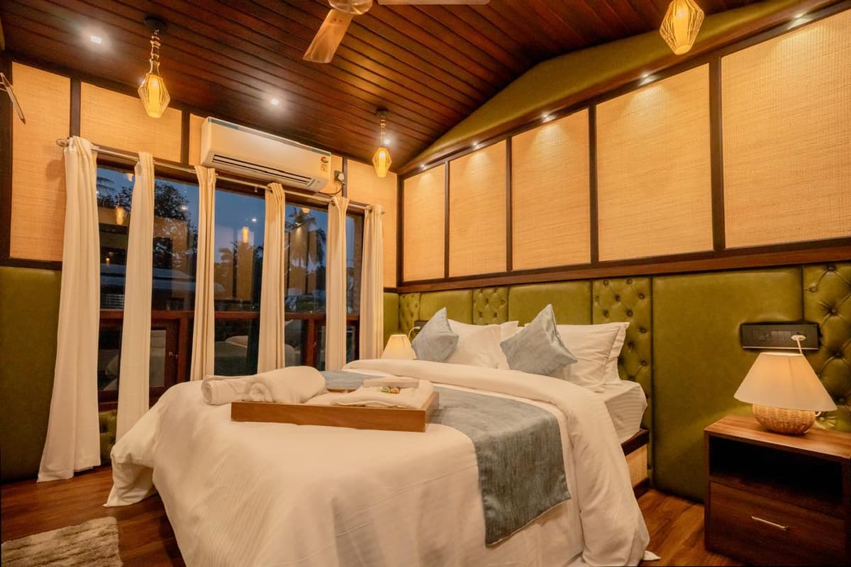 House Boat Image - 102