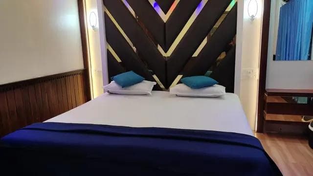 1 Bedroom Deluxe Houseboat