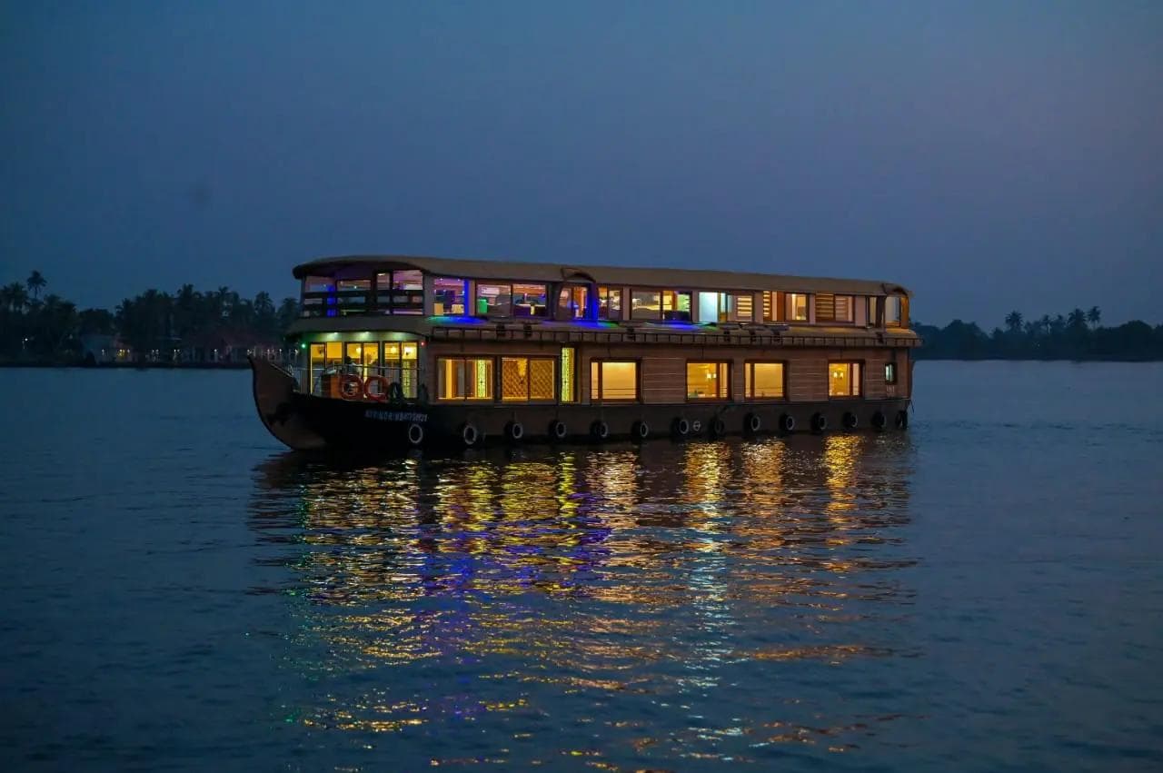 Alleppey Luxury Houseboat Packages – Royalty on the Backwaters