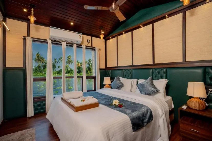 1 Bedroom Luxury Houseboat