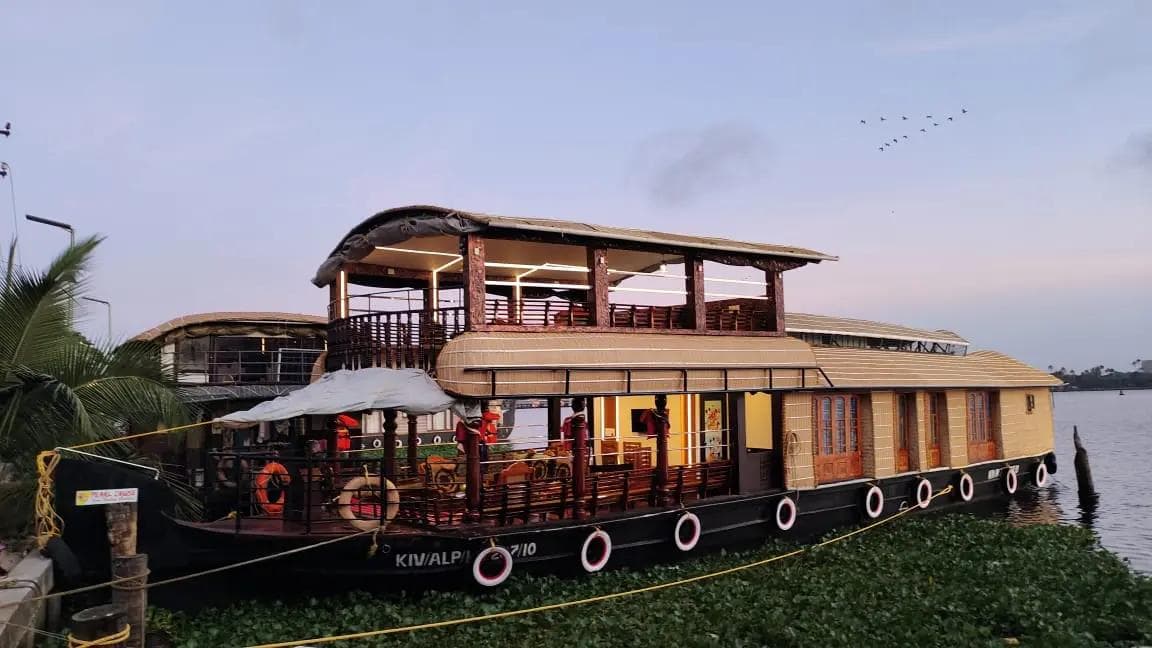 Alleppey Deluxe Houseboat Packages – Tranquility Meets Comfort