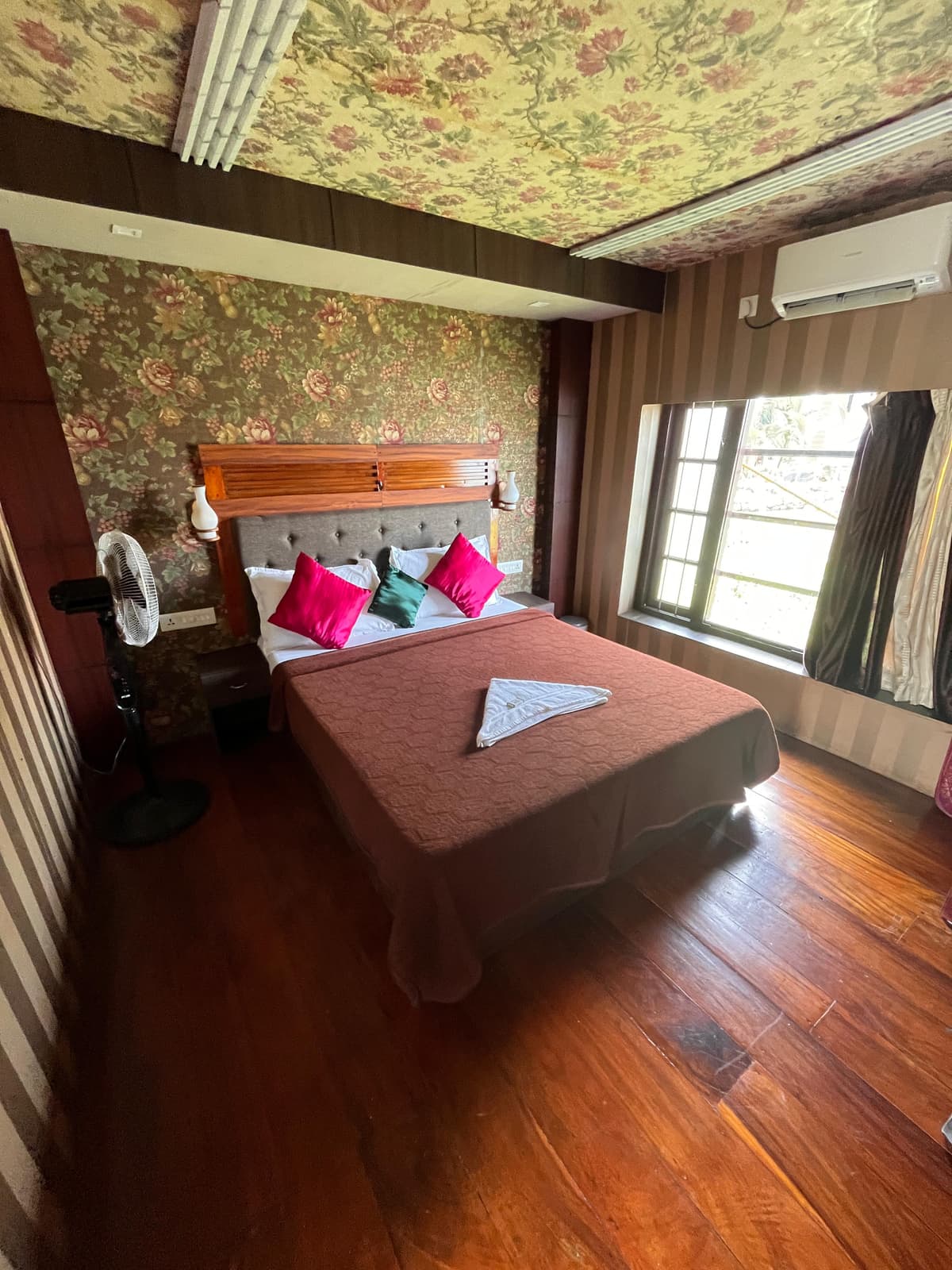 House Boat Image - 13