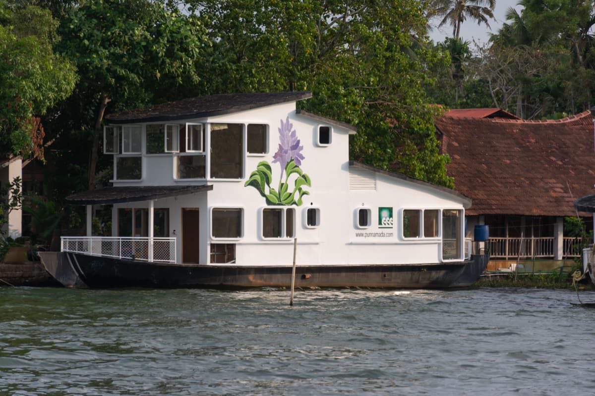 House Boat Image - 105