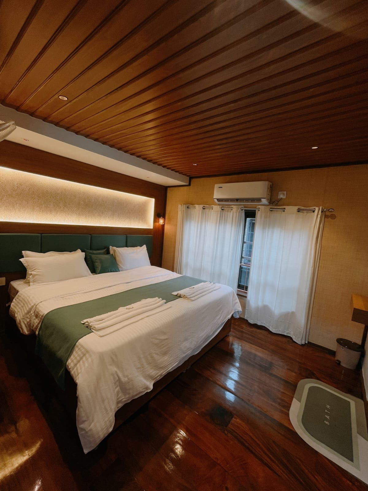 House Boat Image - 113