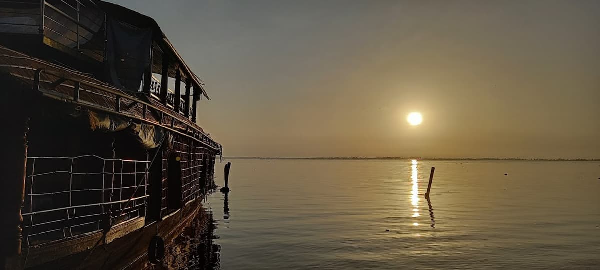 House Boat Image - 128